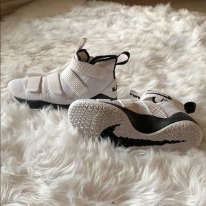 Men’s Nike size 8 cleats